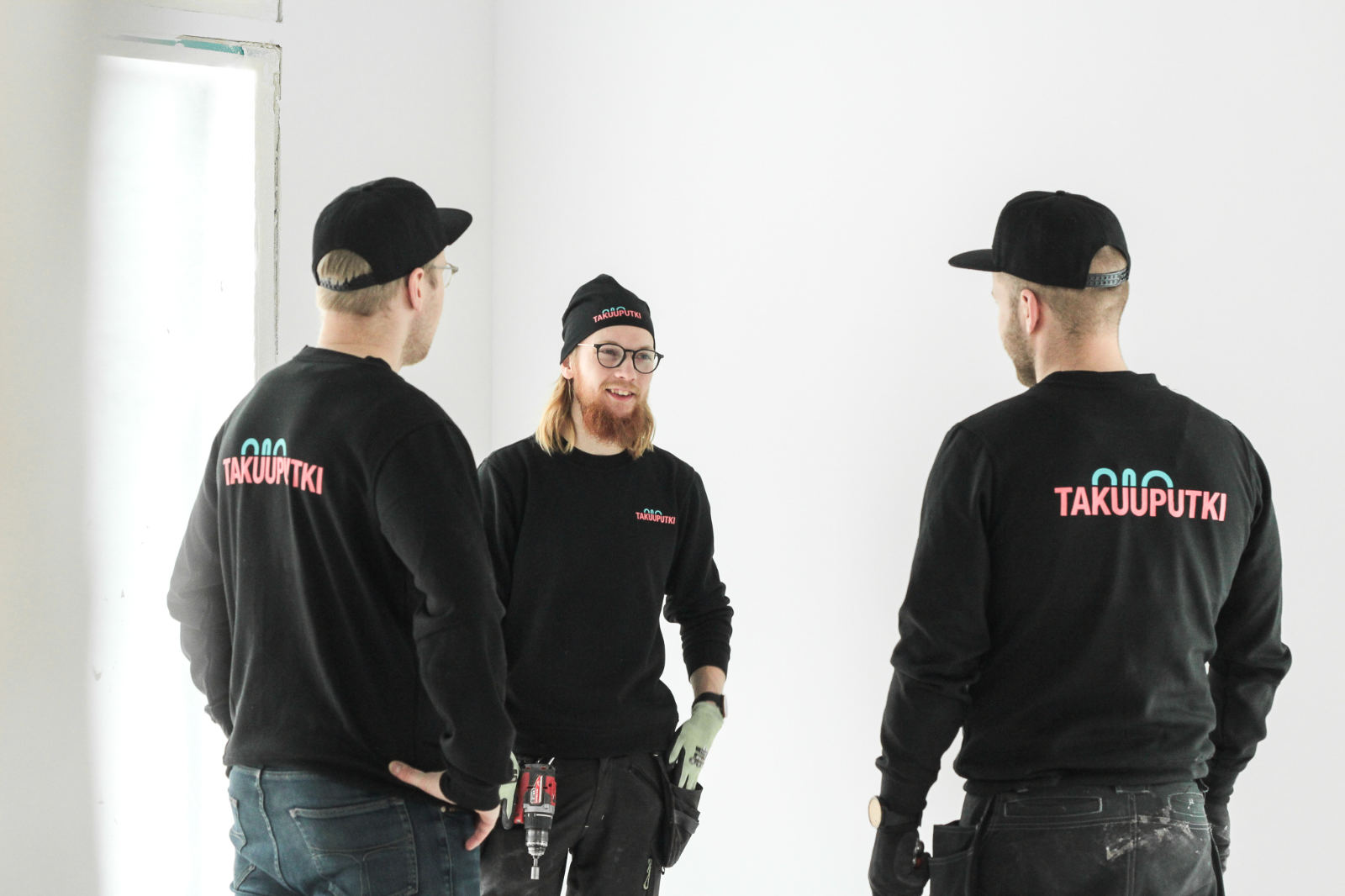 Takuuputki Oy:n tiimi tyomaalla