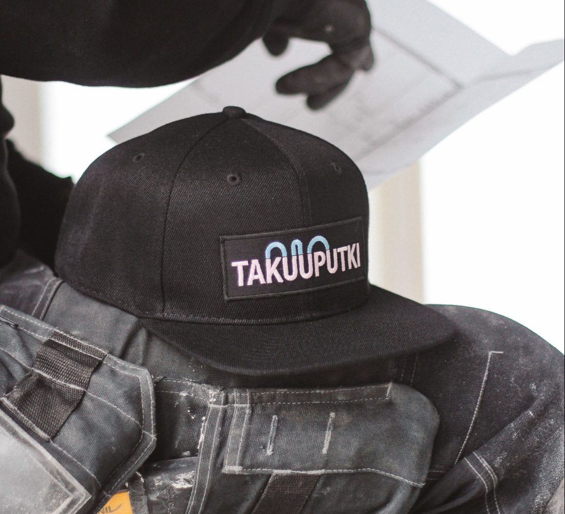 Takuuputki-logolla varustettu lippis